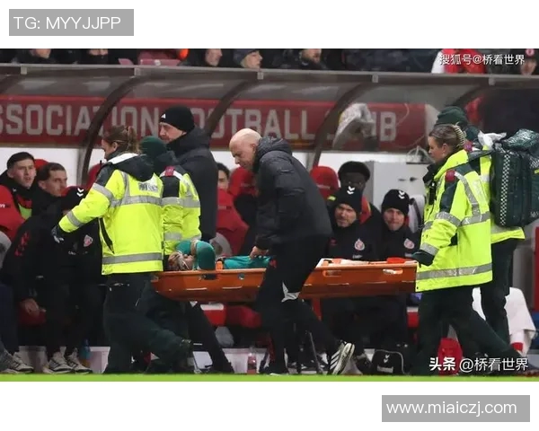 利物浦与曼联再度交锋宿敌对决引发球迷热议与期待